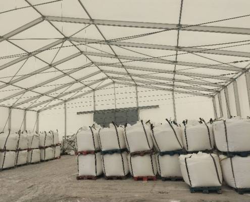 carpas impermeables. Montaje de carpas de almacenaje