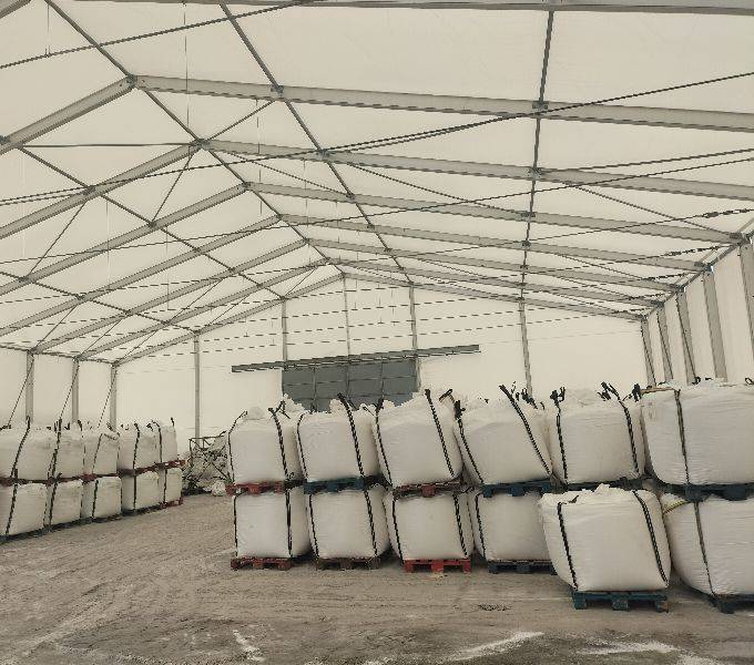 carpas impermeables. Montaje de carpas de almacenaje